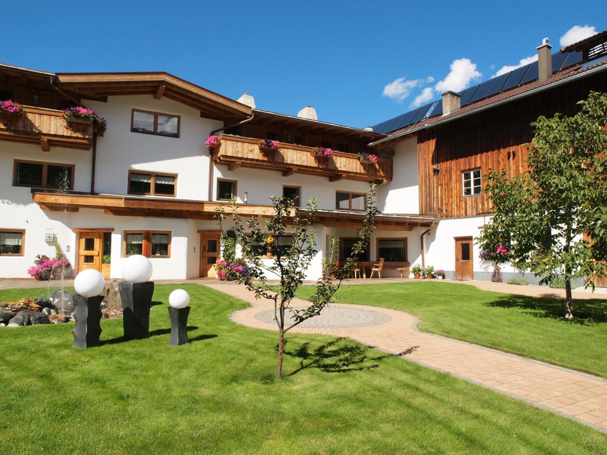 Kinderbauernhof Leneler Arzl im Pitztal Exterior photo