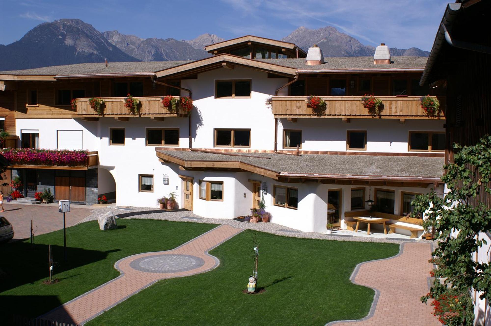 Kinderbauernhof Leneler Arzl im Pitztal Exterior photo