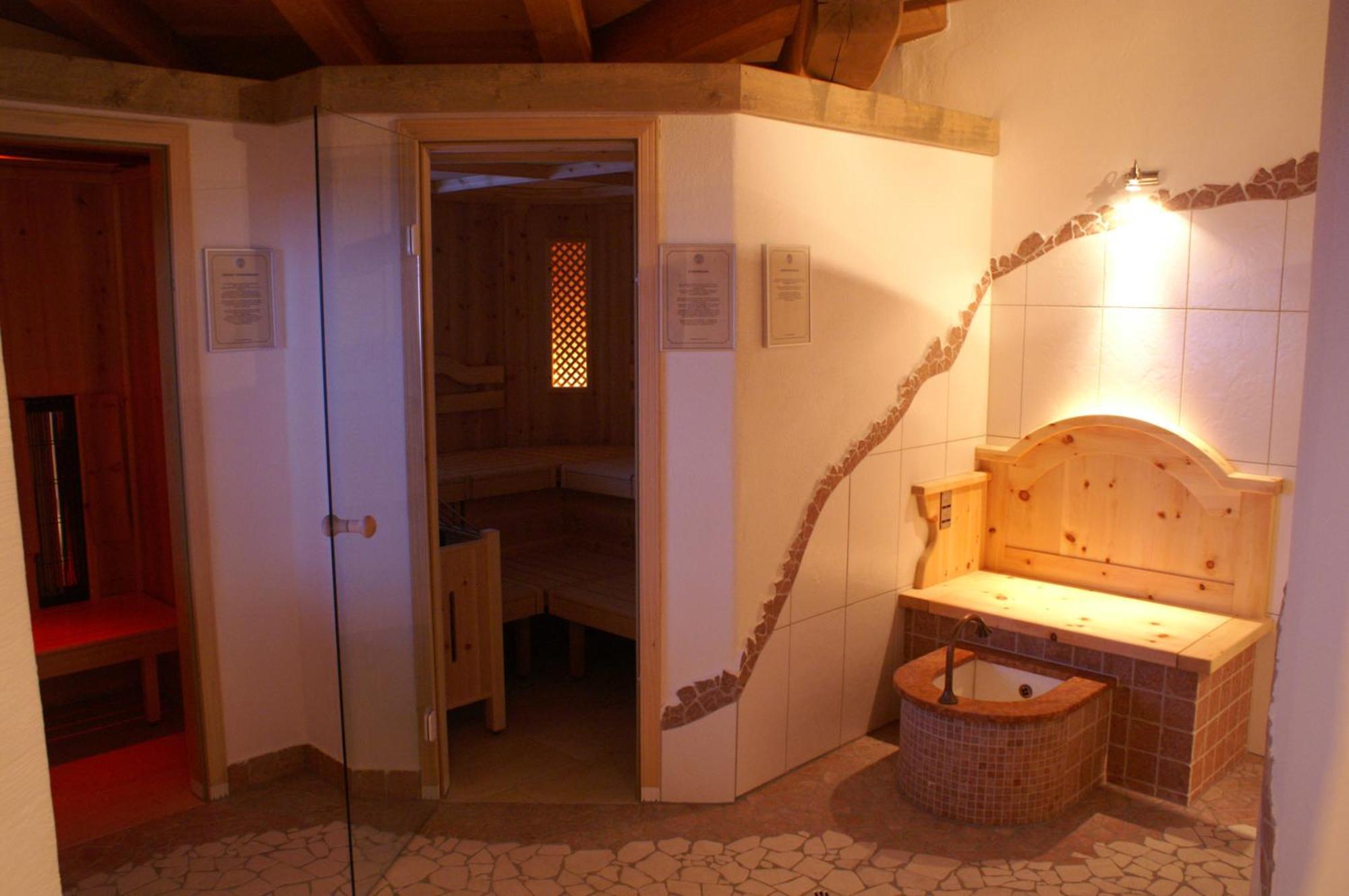 Kinderbauernhof Leneler Arzl im Pitztal Exterior photo